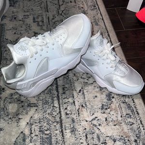 Like New Hurrache Womens Sneakers